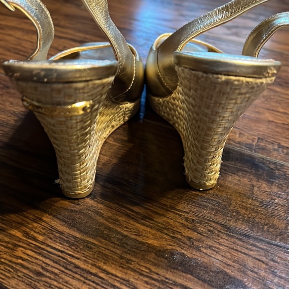 Lilly Pulitzer Gold Wedge - Picture 10 of 16